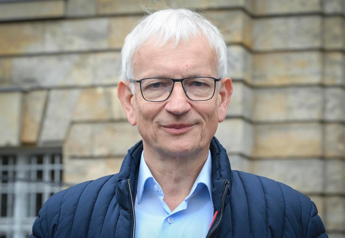 Der Kläger Jürgen Resch steht vor der Verhandlung zu einer Klage gegen den US-Internetriesen Meta vor dem Kammergericht.