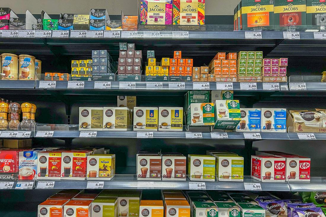 Wer beim Kaffee sparen will, greift zu Eigenmarken.