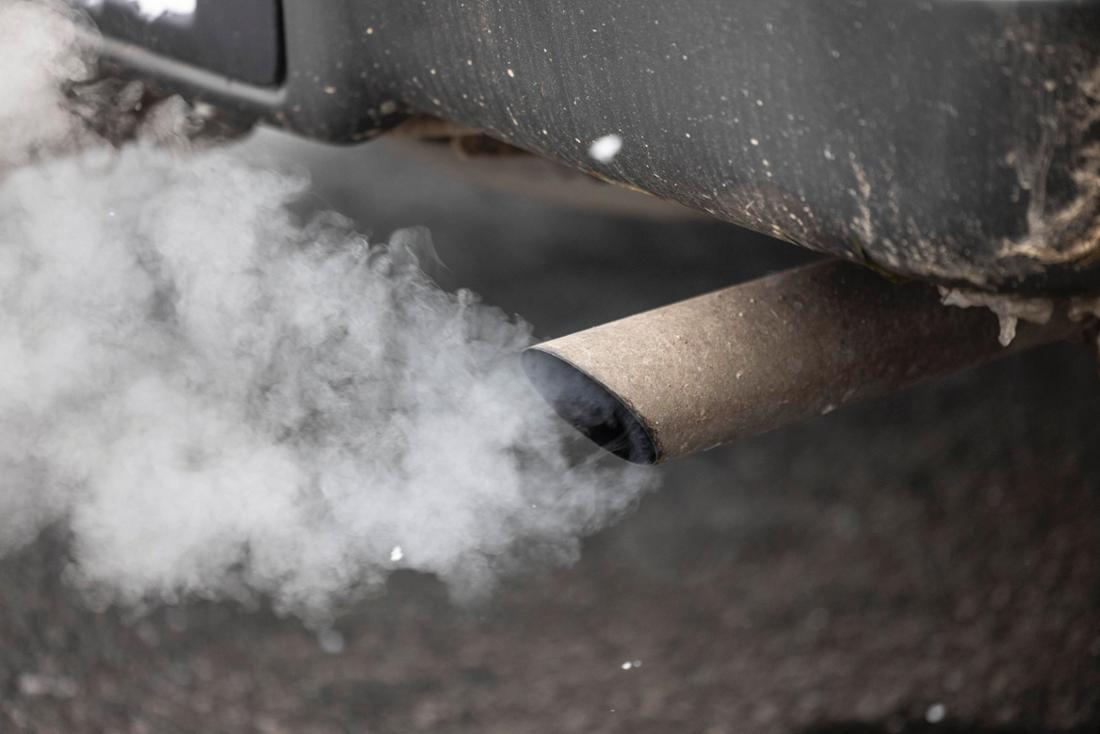 Der Auspuff eines Verbrenners: Stand jetzt sollen ab 2035 keine neuen Verbrenner-Autos mehr in der EU zugelassen werden. 