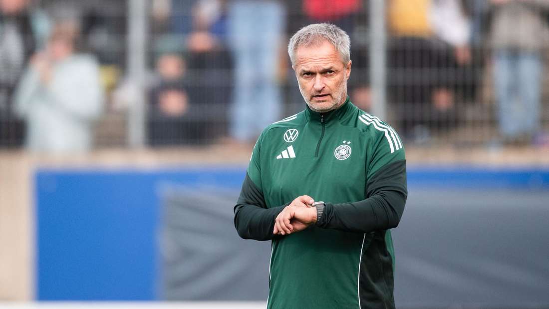 Frauen-Bundestrainer Christian Wück beim Training.