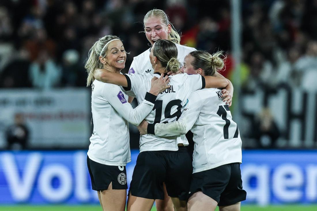 Die DFB-Frauen bejubeln den Siegtreffer von Klara Bühl im Hinspiel.