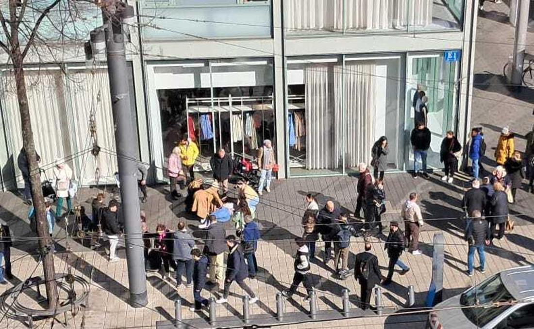 Ein Opfer wird auf den Mannheimer Planken von Ersthelfern versorgt.