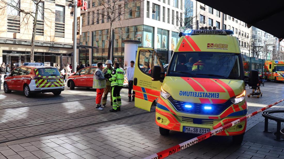 Rettungskräfte auf den Mannheimer Planken