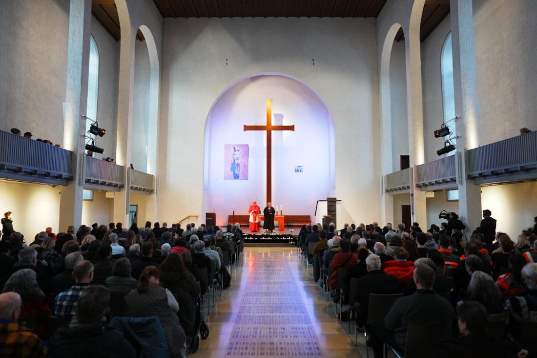 Die Citykirche Konkordien in der Mannheimer Innenstadt während der Andacht zum Gedenken der Opfer der Todesfahrt am Rosenmontag 2025.