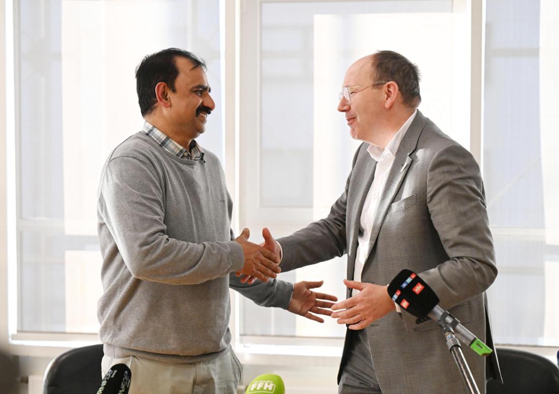 Taxifahrer A. Muhammad (l), aufgenommen während eines Gesprächs mit dem Mannheimer Oberbürgermeister Christian Specht (CDU).