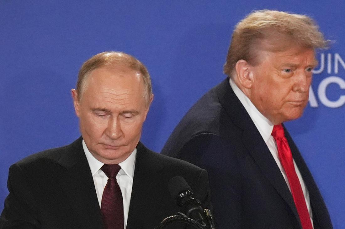 US-Präsident Donald Trump (r) und der russische Präsident Wladimir Putin kommen zu einer gemeinsamen Pressekonferenz auf der Joint Base Elmendorf-Richardson in Alaska. 