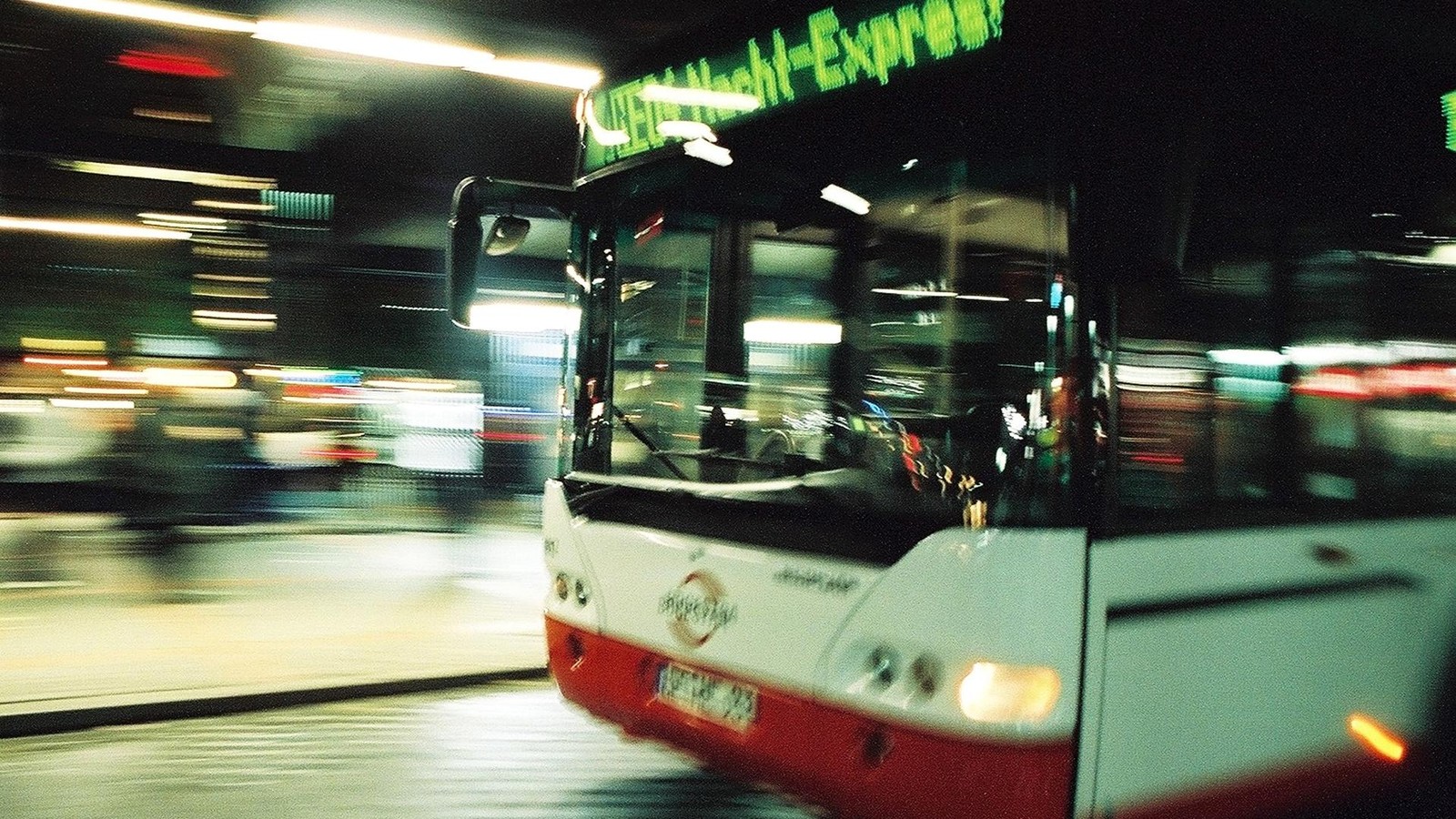 Vermummter entleert Feuerlöscher im Bus: Busfahrer im Krankenhaus