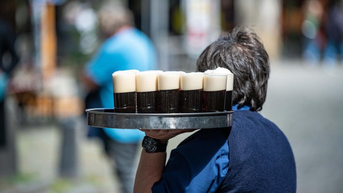In der Düsseldorfer Altstadt verlangen zwei Hausbrauereien nun mehr als drei Euro für ein Glas Altbier.