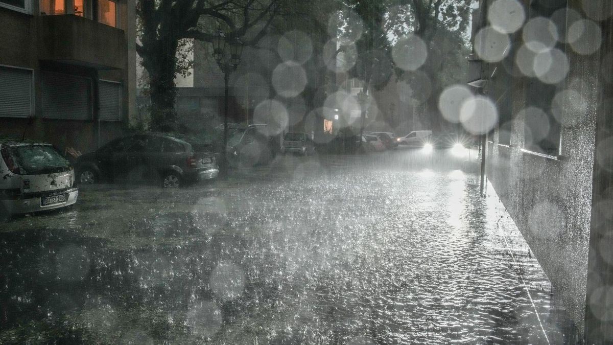 Land unter in Duisburg? Am Samstagmorgen schüttete es in einigen Stadtteilen heftig. (Archivbild)