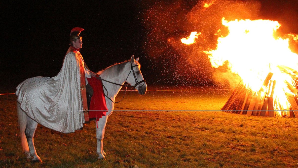 Der Martinszug in Essen-Frintrop findet immer Anfang November in seiner traditionellen Form statt - inklusive Feuer auf dem Donnerberg und St. Martin auf dem Pferd. 