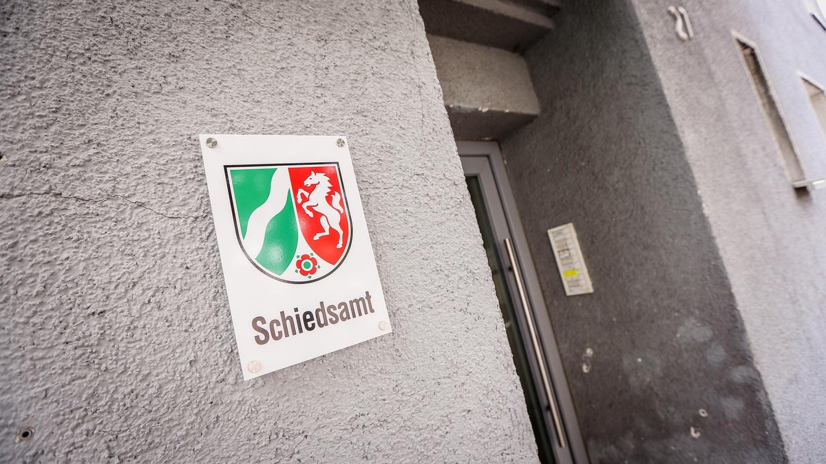 Das Wappen von NRW an der Hauswand weist auf die Schiedsleute hin.