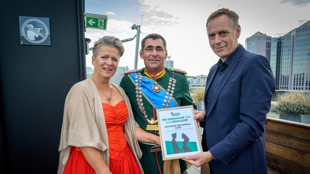2024 überreichte NRZ-Chefredakteur Ralf Kubbernuß dem Düsseldorfer NRZ-Königspaar Manuela und Alexander Elsen von der Schützenbruderschaft Unterrath die Urkunde.