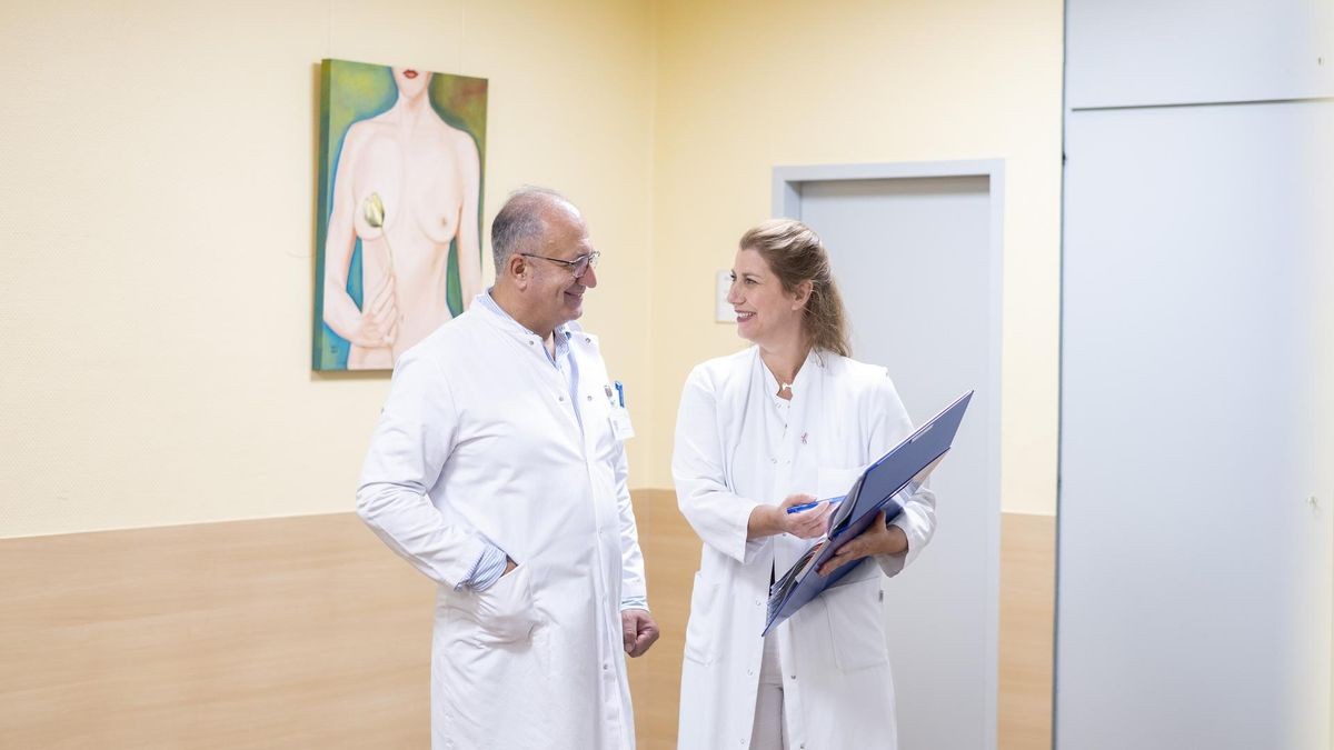 Chefarzt Dr. Abdallah Abdallah und Oberärztin Pamela Schittler von der Klinik für Senologie/Brustzentrum Ruhrgebiet freuen sich über die erneute Rezertifizierung.