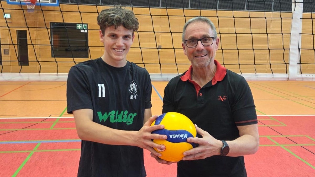 Musste beim Moerser SC im dritten Satz in Kiel ran: Zuspieler-Talent Nico Haug (links) vom TV Rottenburg, hier mit MSC-Klubchef Guido Lohmann bei der Vorstellung im Sommer. Musste beim Moerser SC im dritten Satz in Kiel ran: Zuspieler-Talent Nico Haug (links) vom TV Rottenburg, hier mit MSC-Klubchef Guido Lohmann bei der Vorstellung im Sommer.