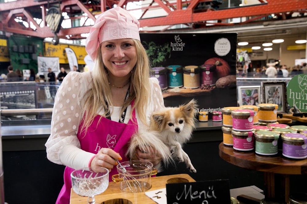 Helen Ernst mit Hund Benito an ihrem Stand für handgemachtes Hundefutter für kleine Hunde.