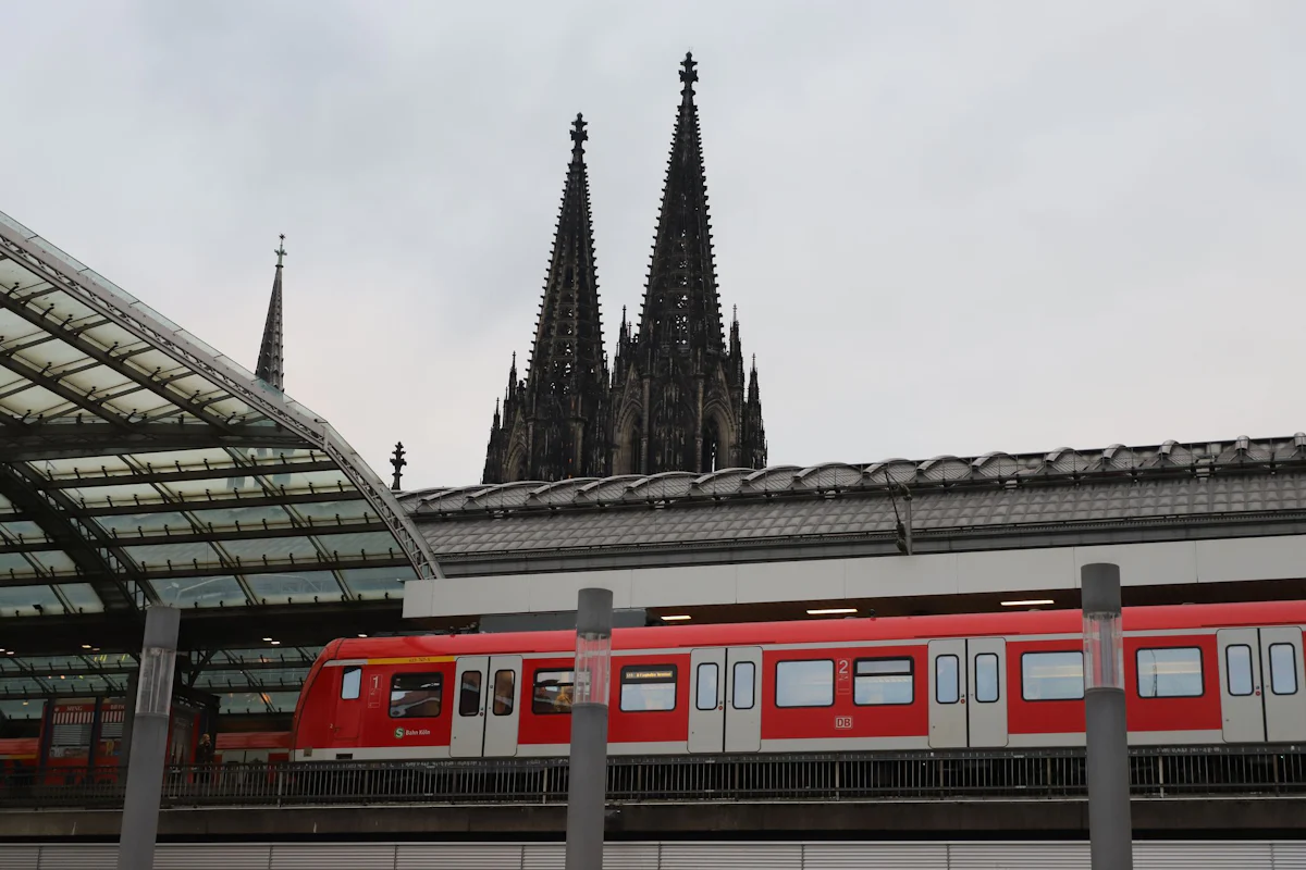 Bahn - Regionalverkehr im Raum Köln weiter beeinträchtigt - Wirtschaft