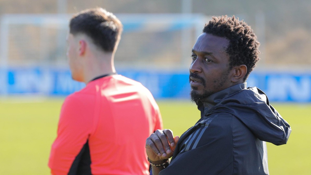 Kann etwas entspannter auf die nächsten Aufgaben blicken: Schalkes U17-Trainer Charles Takyi.  Kann etwas entspannter auf die nächsten Aufgaben blicken: Schalkes U17-Trainer Charles Takyi.
