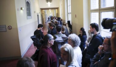 Als Christina Block den Gang zu Saal 237 betritt, wird es still