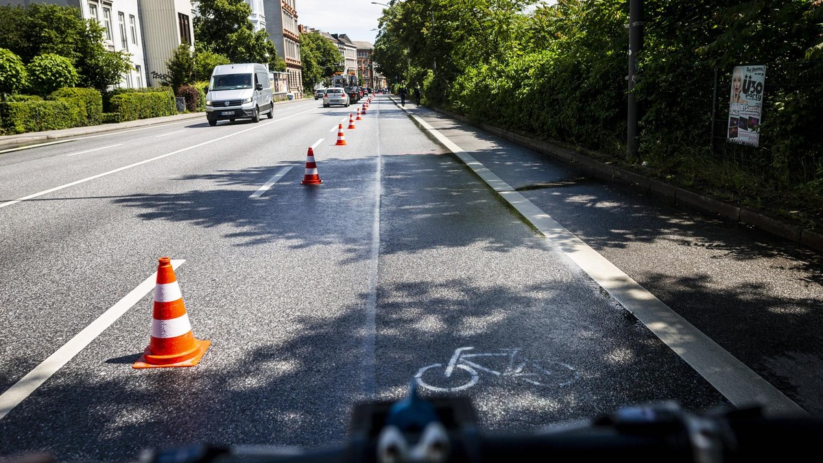 Ein Pop-up Radweg in Hamburg auf der Straße An der Verbindungsbahn