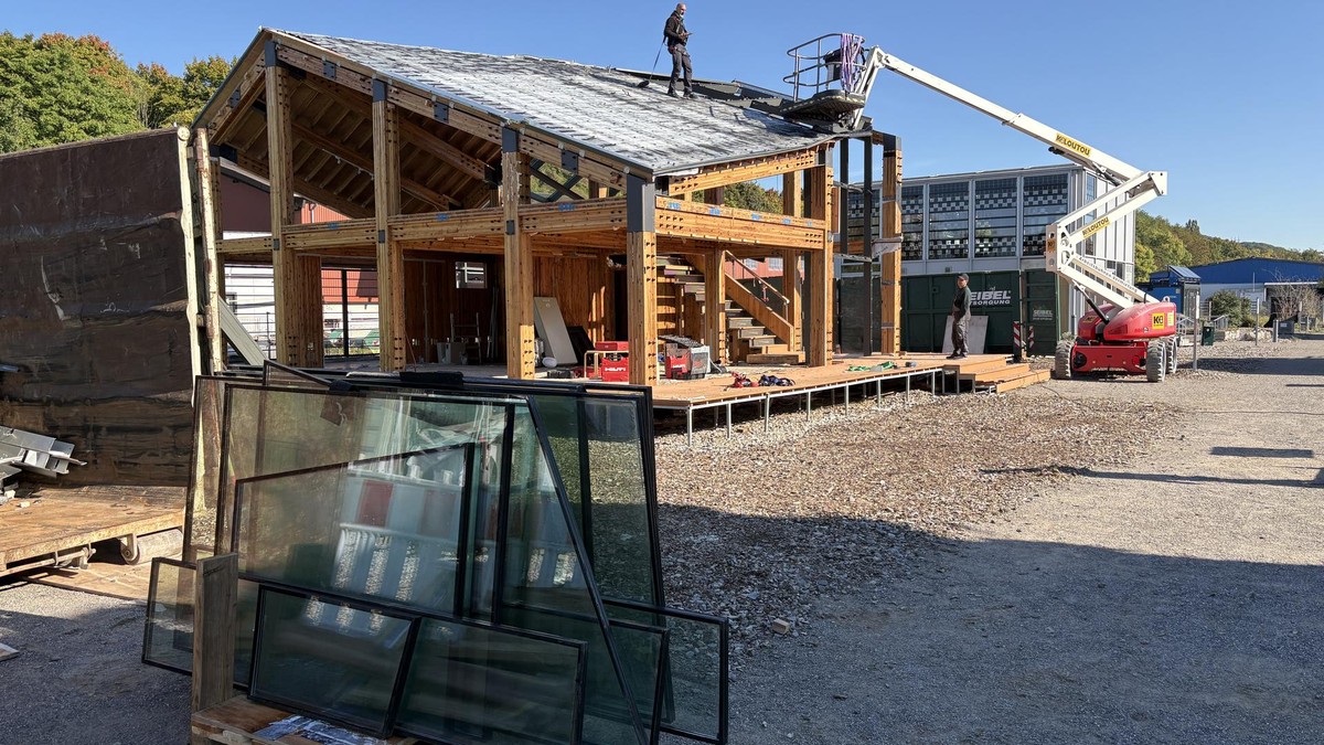 Das taiwanesische Haus auf der Nordbahntrasse befindet sich bereits im Rückbau. Es hat den örtlichen Bedingungen nicht standgehalten.