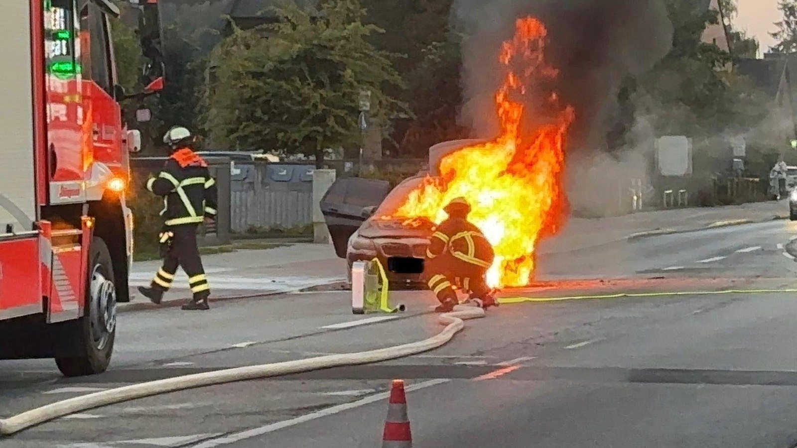 BMW brennt lichterloh – Auto geht mitten in Rahlstedt in Flammen auf