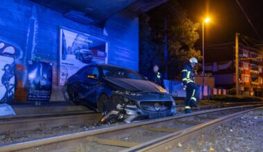 Auto überschlägt sich in Mülheim und landet auf Straßenbahn-Gleisen