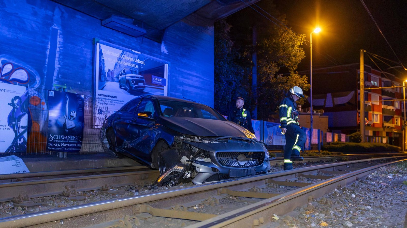 Auto überschlägt sich in Mülheim und landet auf Straßenbahn-Gleisen