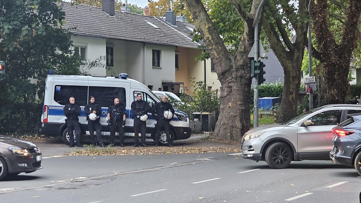Gut aufpassen: Die Polizeipräsenz rund um das Duisburger Stadion ist hoch, die Lage rund 40 Minuten vor Anpfiff aber entspannt.