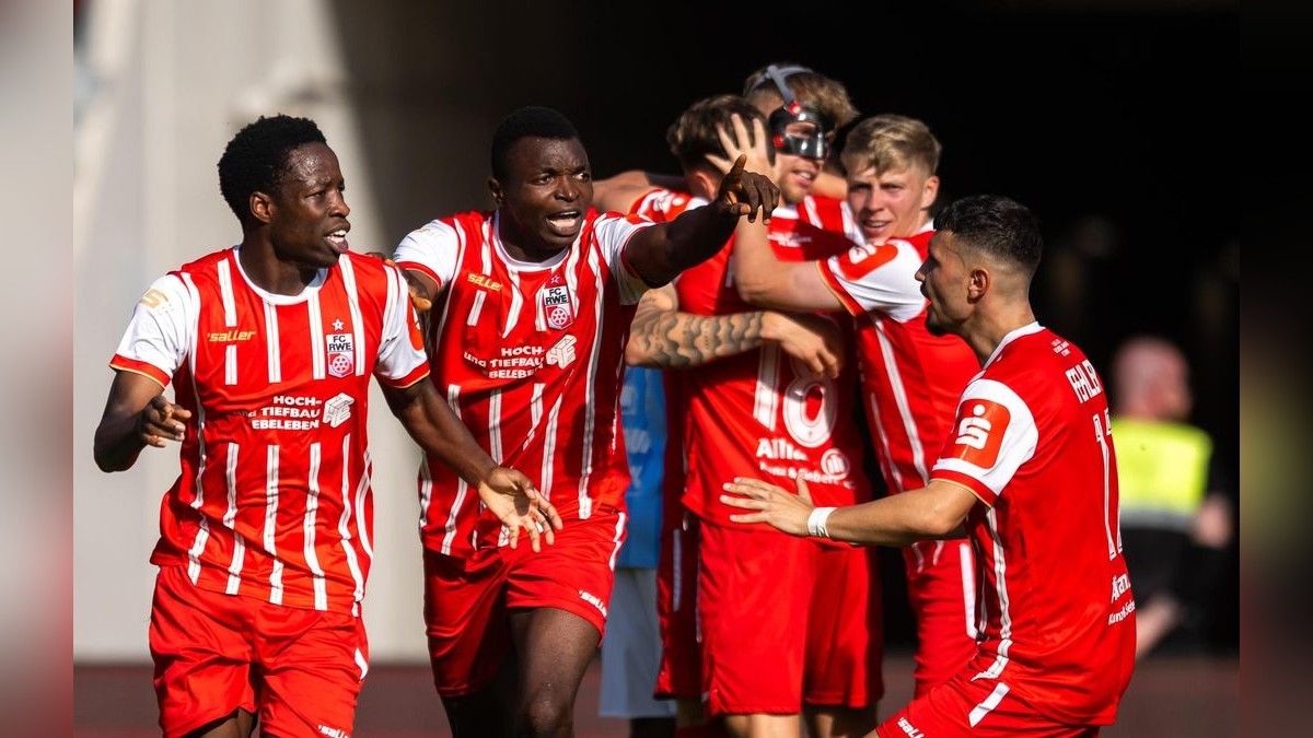 FUSSBALL REGIONALLIGA NORDOST  9. SPIELTAG I FC ROT WEISS ERFURT - CHEMNITZER FC 