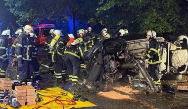 Auto rast frontal in Laternenmast am Krohnstieg – drei Schwerverletzte