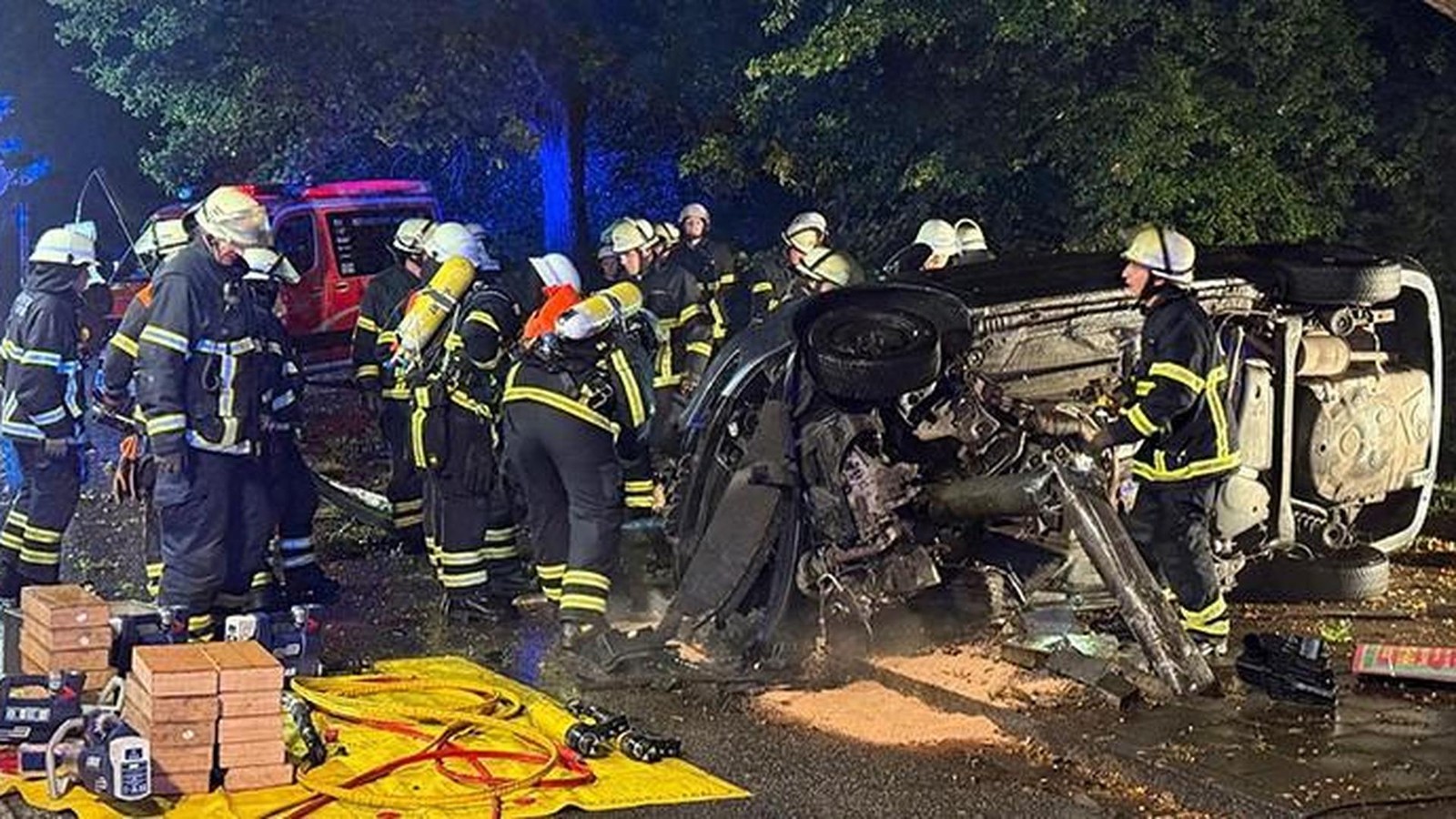 Auto rast frontal in Laternenmast am Krohnstieg – drei Schwerverletzte