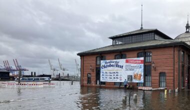 Sturmflut erreicht Fischmarkt – zwei Teenager in Hamburg gerettet