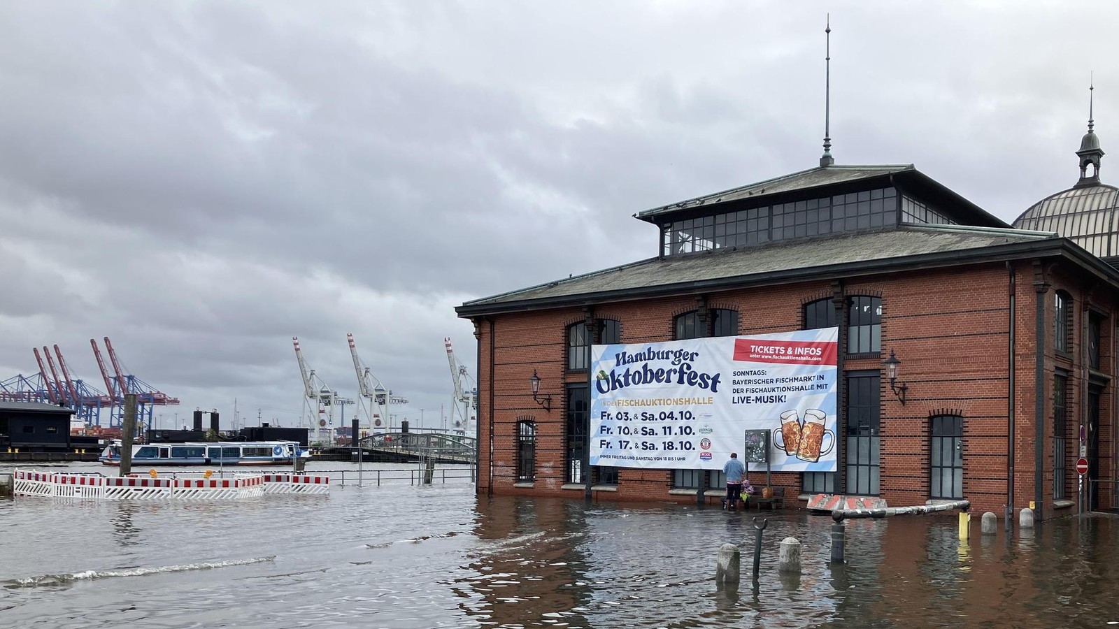 Sturmflut erreicht Fischmarkt – zwei Teenager in Hamburg gerettet