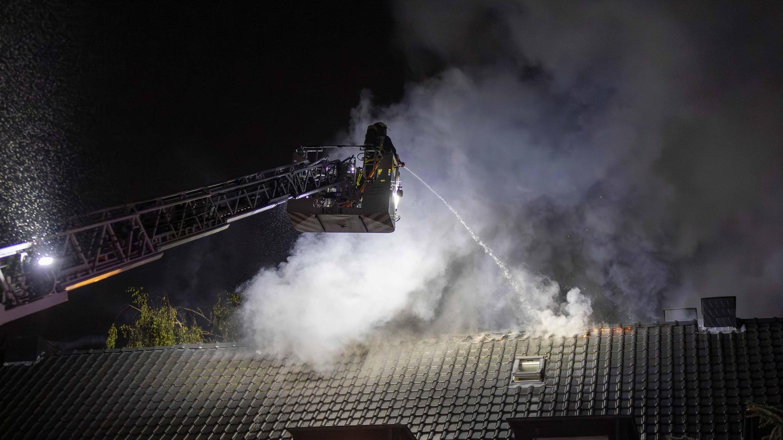 Dachstuhlbrand schreckt Hausbewohner in Bochum