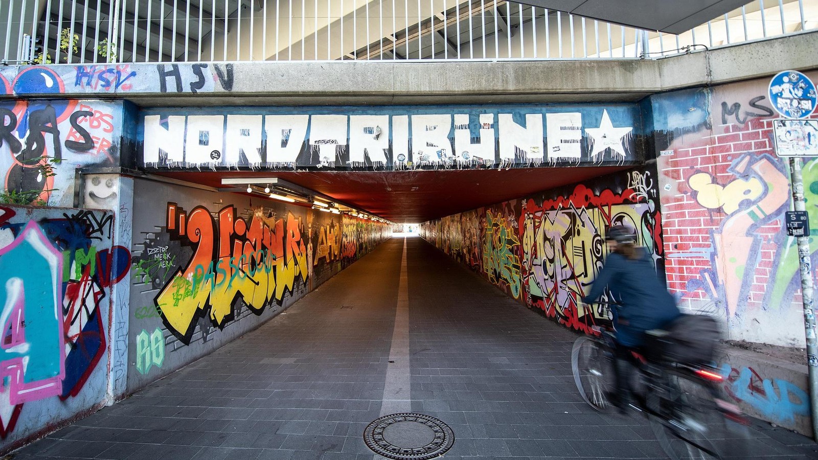 Frau (36) in Stellinger Tunnel überfallen – zwei Räuber gesucht