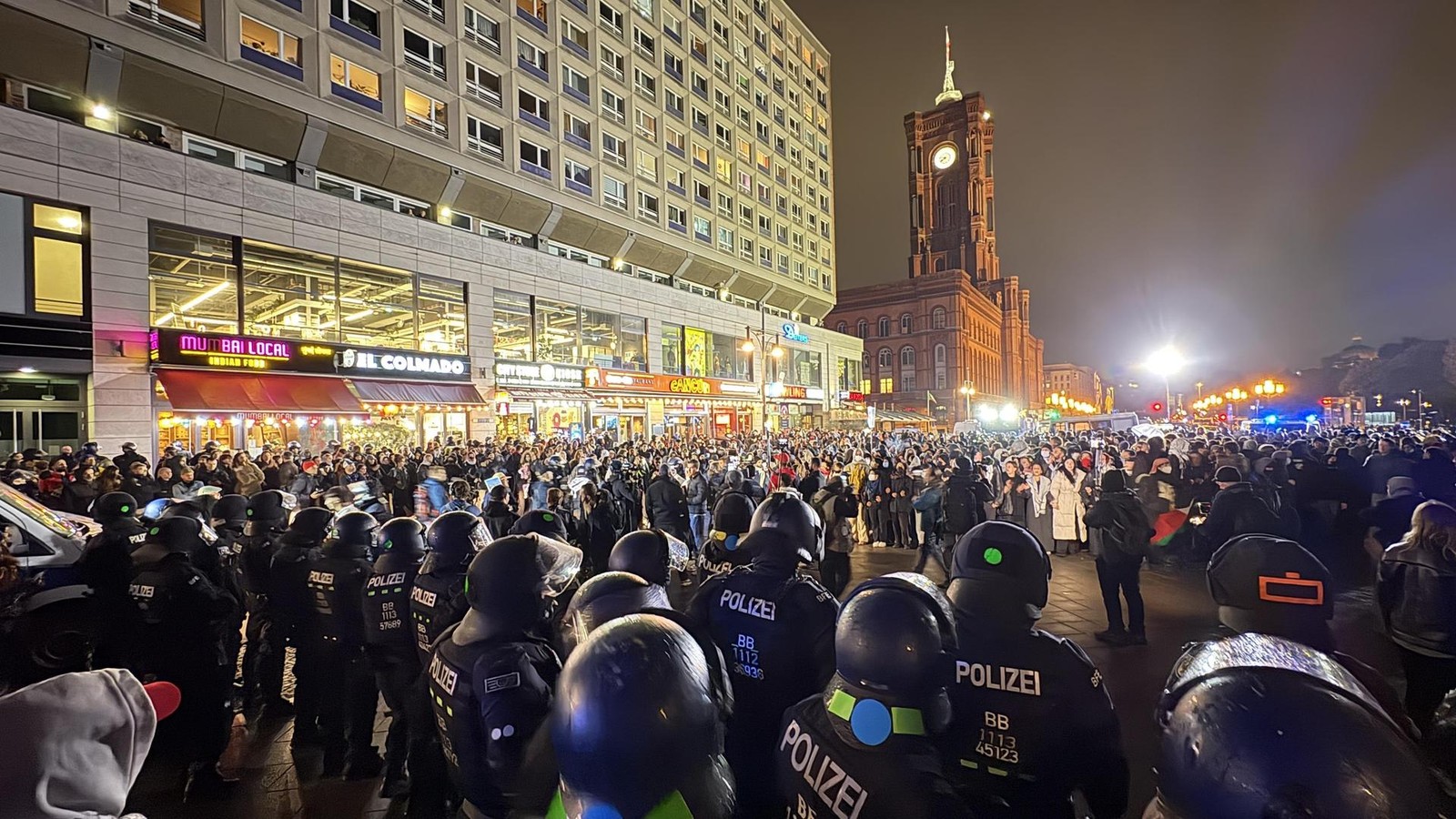 Palästina-Demo verlagert sich zum Neptunbrunnen – Polizei kesselt ein
