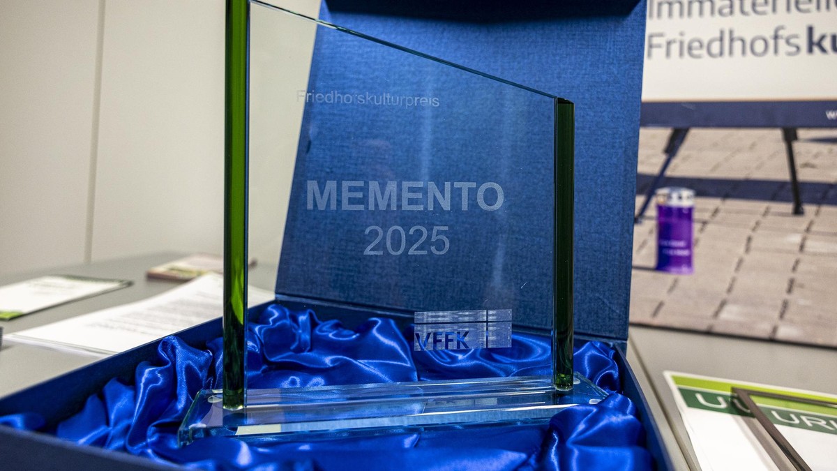 Eine gläserne Trophäe: der „Memento Preis 2025“.