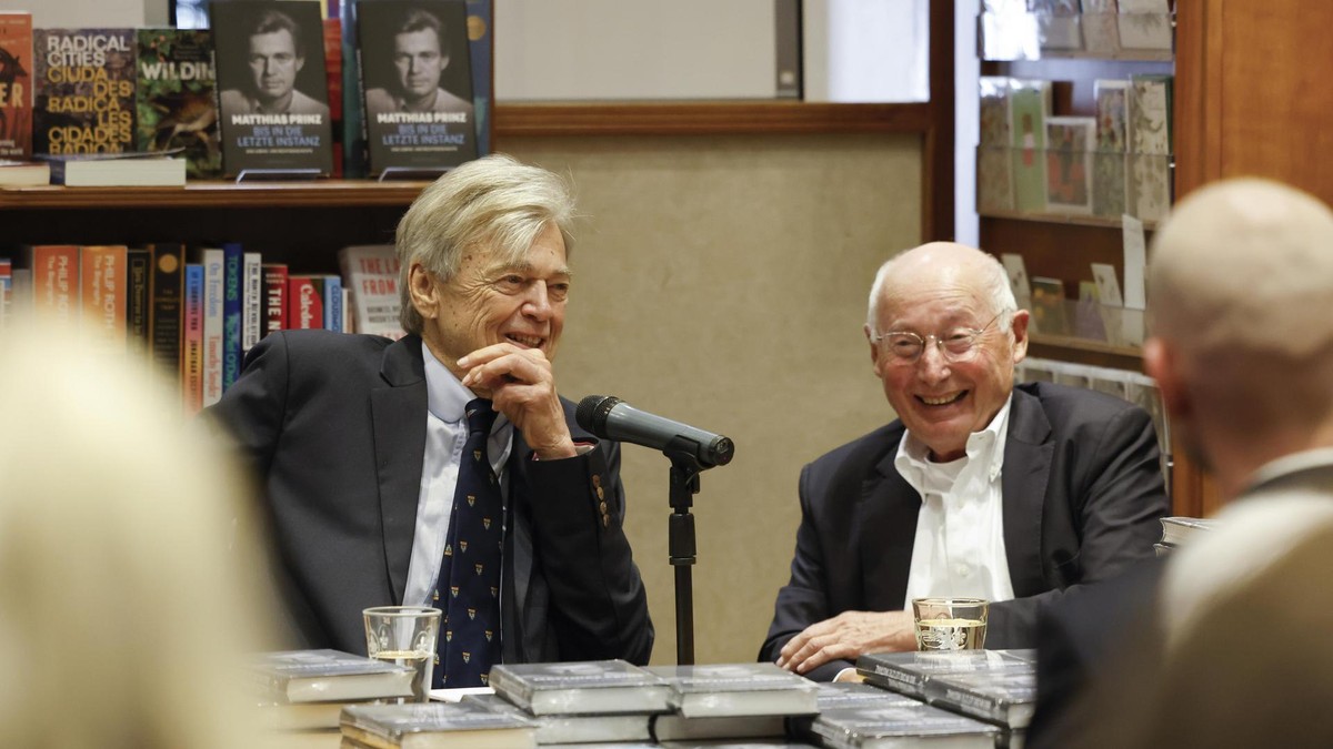 Im kurzweiligen Gespräch mit Top-Journalist Stefan Aust (r.) gab Prinz Einblicke in sein Leben zwischen Gerichtssälen, Medienöffentlichkeit und privater Reflexion.  Matthias Prinz und Stefan Aust