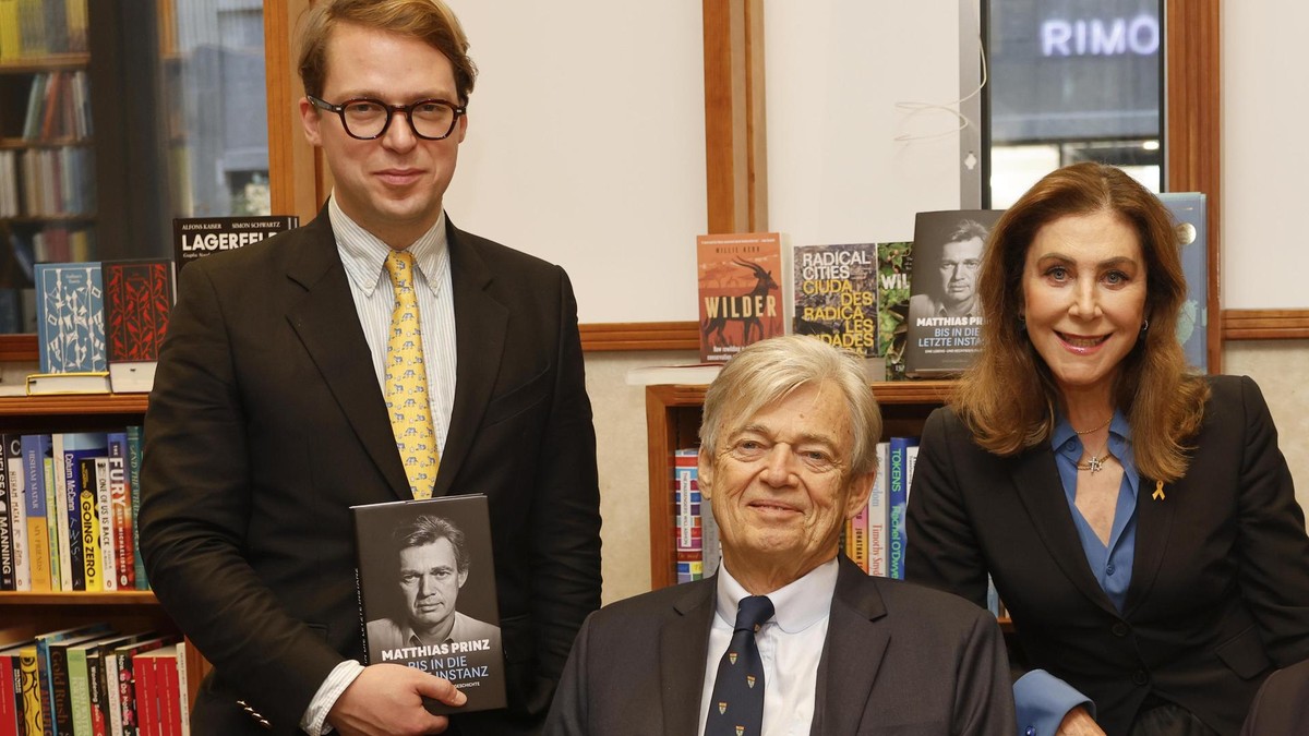 Mit dem legendären Lagerfeld pflegten Matthias Prinz (M.) und dessen Ehefrau, PR-Profi Alexandra von Rehlingen (r.), über Jahrzehnte eine enge Beziehung. „Karl liebte Bücher – und so hätte es keinen passenderen Ort für diese Buchvorstellung geben können“, sagte Matthias Prinz. Robert Eberhardt (l.), Inhaber von Felix Jud, dürfte nicht widersprochen haben. Robert Eberhard, Matthias Prinz, Alexandra von Rehlingen