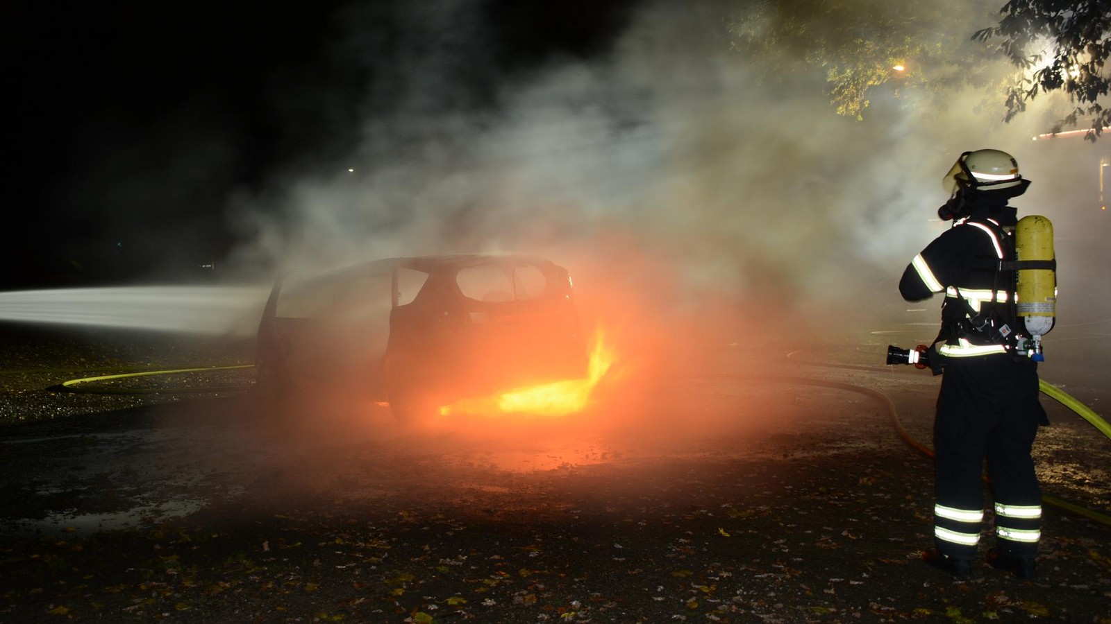 Fahrer aus brennendem Auto am Eichbaumsee gerettet