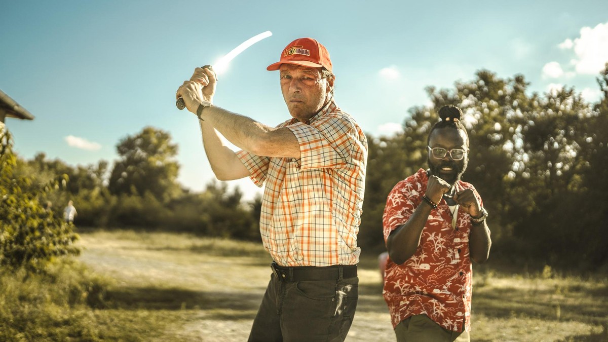 Neue Serie „Schwarze Schafe“: Kurt (Martin Brambach) und Mamadou (Foscky Pueta) wollen einen Nazi-Teppich verkaufen. Streaming Serie Schwarze Schafe