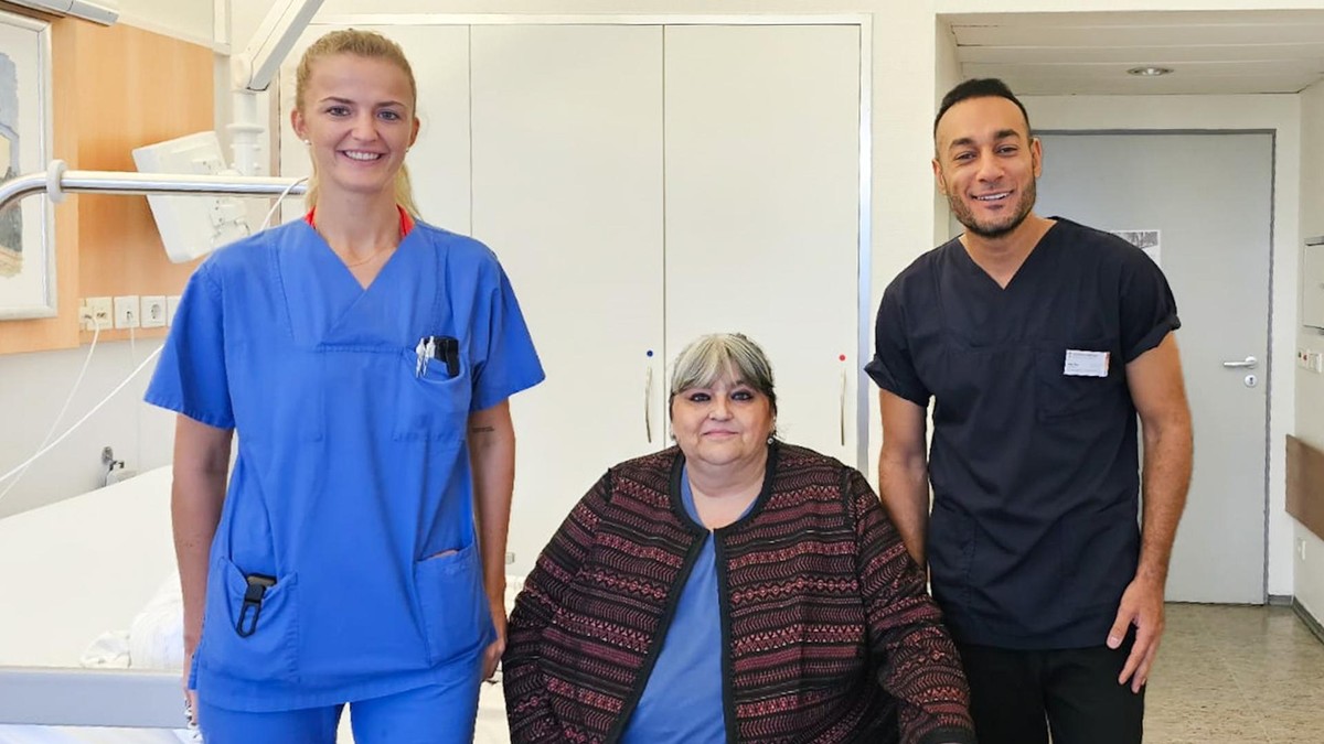 Julia Terhorst (Assistenzärztin), Patientin Jutta und Chefarzt Adel Rizk sind froh über die geglückte Operation im St. Vinzenz Hospital in Dinslaken.