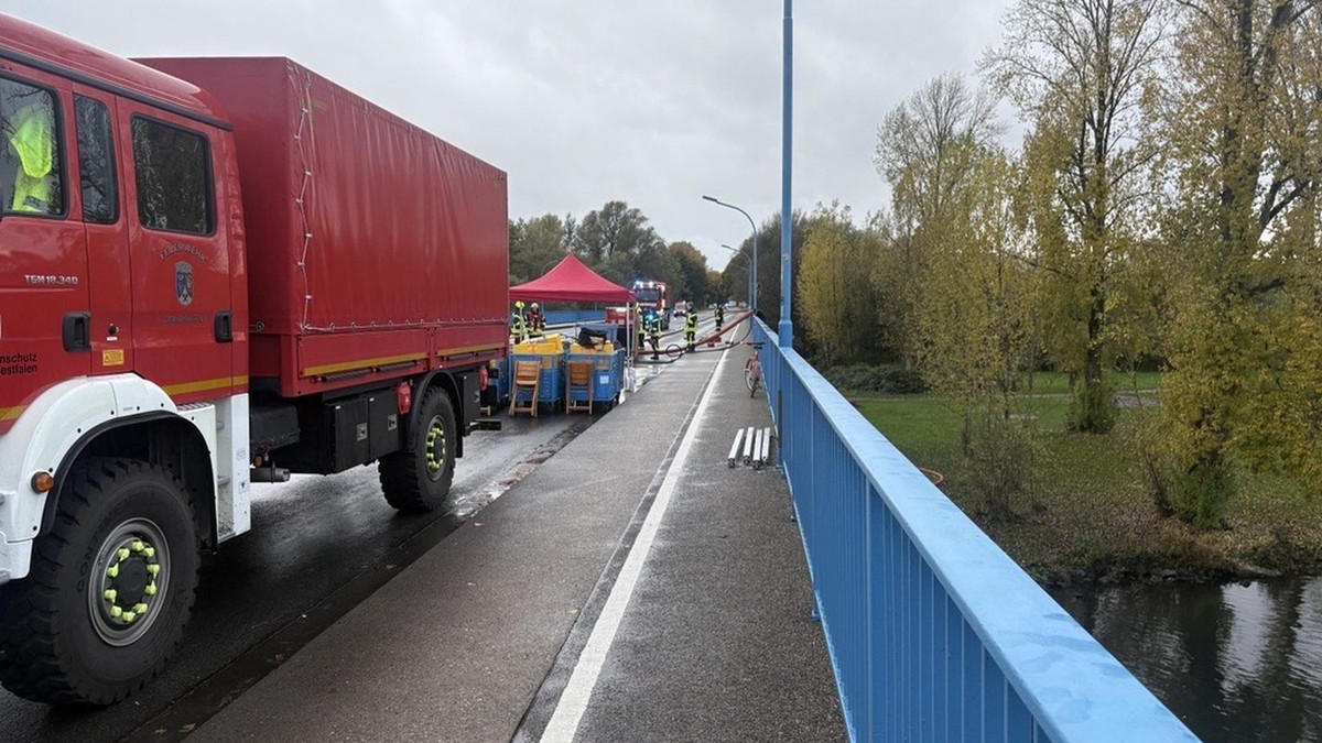 Auch die Feuerwehr Oberhausen unterstützt die Mülheimer Kolleginnen und Kollegen mit Spezialausrüstung: Sie fördert mit einer „leistungsstarken Pumpe“ in großen Mengen Löschwasser aus der Ruhr. 