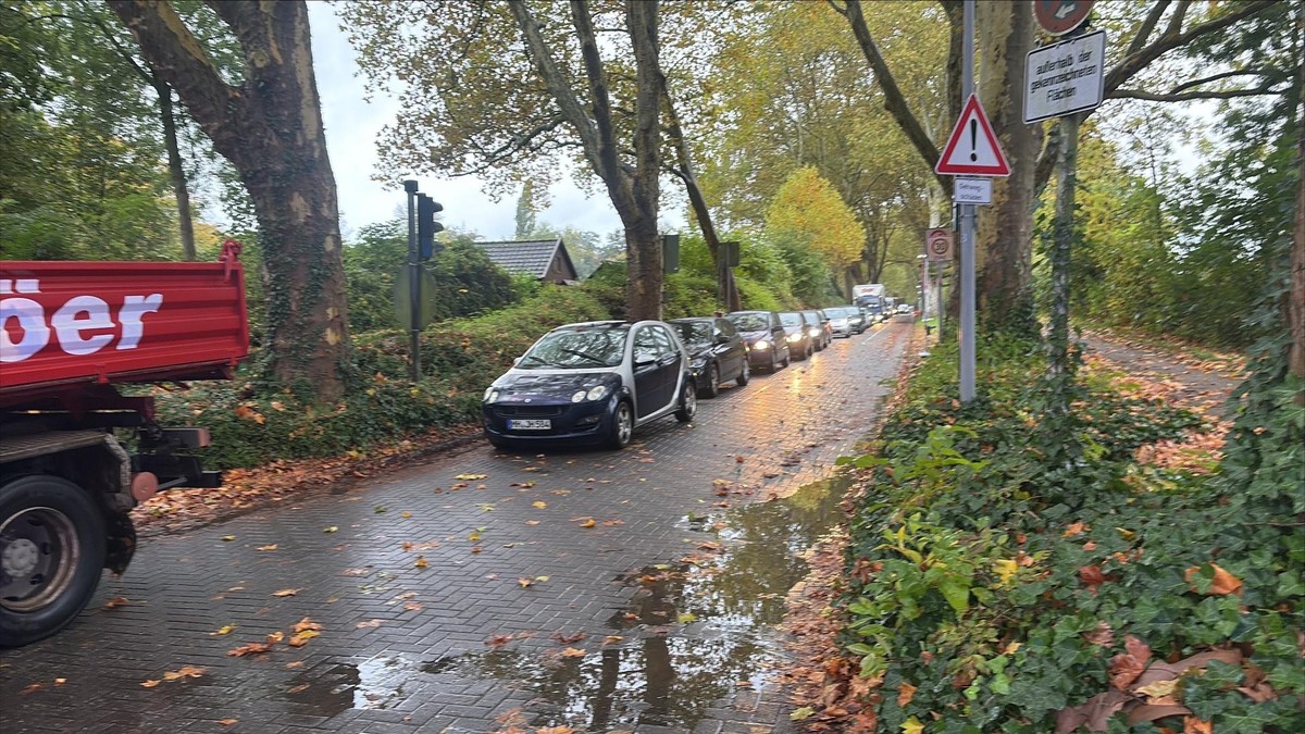 Nichts ging mehr am frühen Dienstagmorgen: Wie etwa hier an der Mintarder Straße.