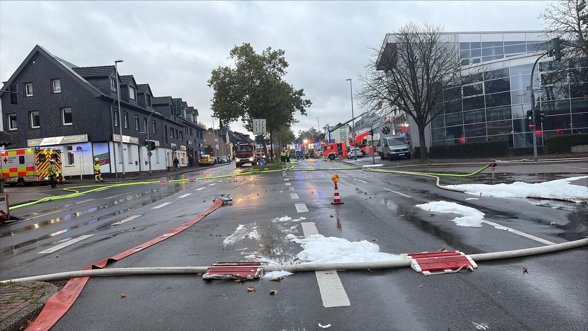 Das Einsatzgebiet auf der Kölner Straße in Mülheim wurde großräumig abgesperrt und gesichert.