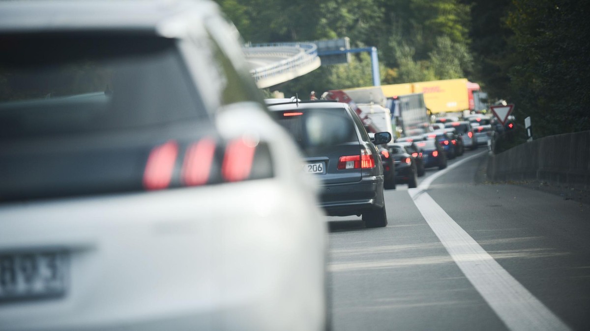 Wer kennt es nicht!? Wer zur Arbeit pendelt, steht oft im Stau. Auch Gladbecker fahren häufig zur Arbeit in andere Städte, wie aus dem Pendleratlas 2024 hervorgeht. Wer kennt es nicht!? Wer zur Arbeit pendelt, steht oft im Stau. Auch Gladbecker fahren häufig zur Arbeit in andere Städte, wie aus dem Pendleratlas 2024 hervorgeht.