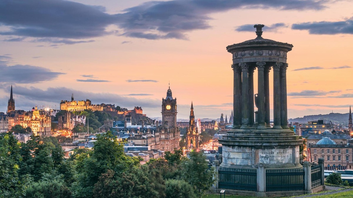 Auf ihrer „Großbritannien ab Hamburg“-Reise steuert die „AIDAmar“ auch die schottische Hauptstadt Edinburgh an. Edinburgh's historic skyline at Dusk - Calton Hill viewpoint