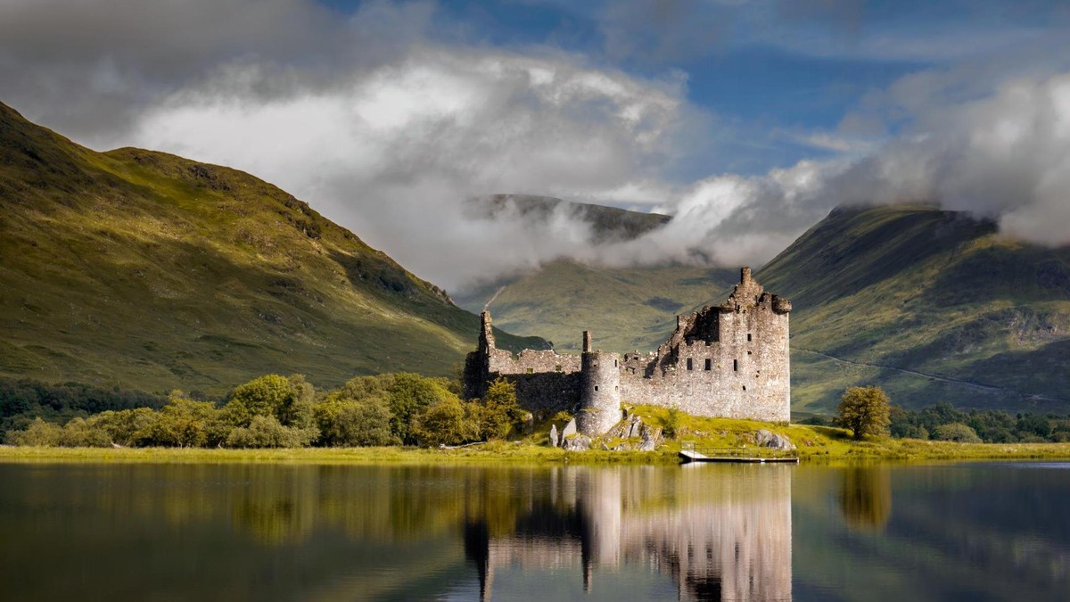 Schottische Hochlandrinder, archäologische Stätten und kleine Inseln machen Schottland zum besonders lohnenswerten Reiseziel. Kilchurn Castle sunrise
