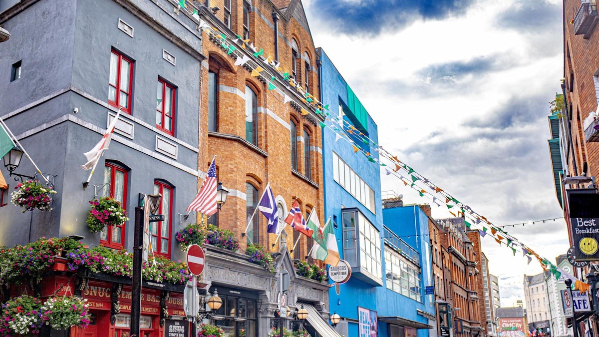 Die irische Hauptstadt Dublin hat eine lebendige Pubkultur und gehört je nach Reisetermin zur AIDA-Route „Großbritannien & Irland ab Hamburg“. Dublin temple bar street Irland