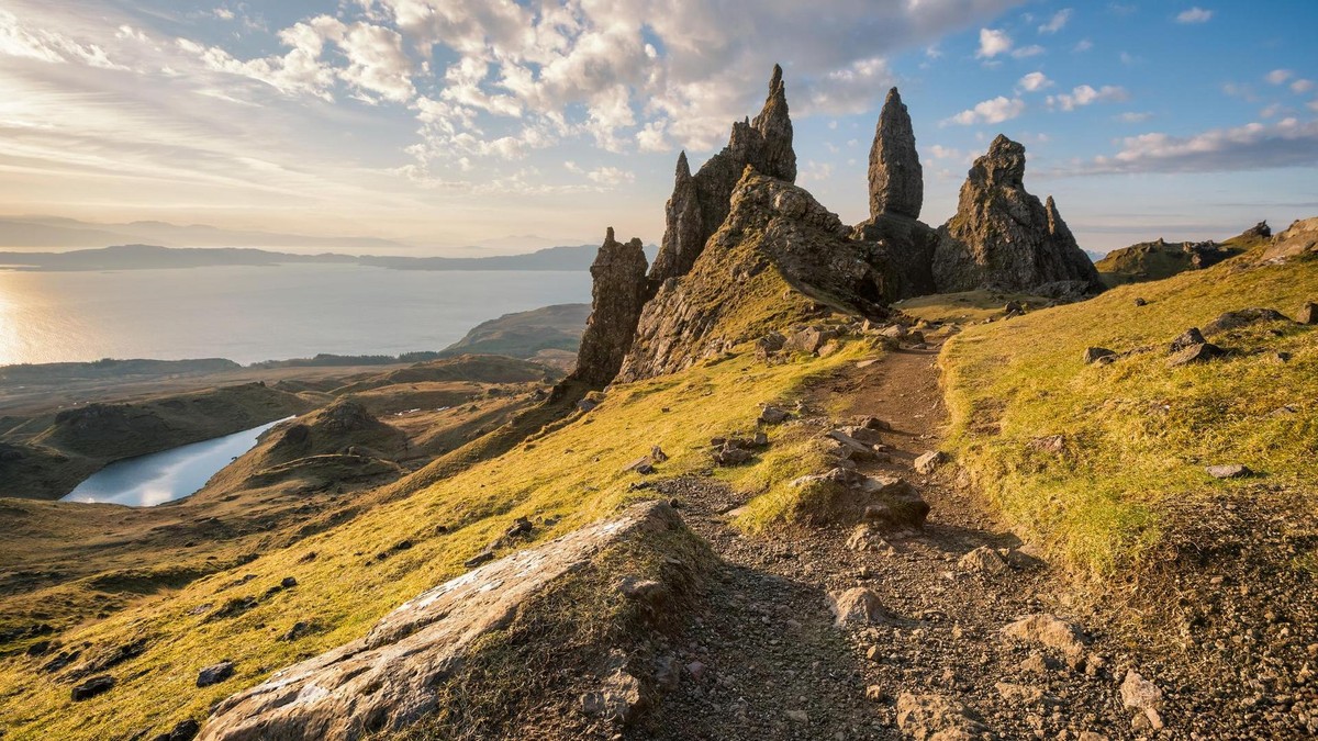 Die Insel Skye in Schottland bietet eine malerische Landschaft abseits großer Touristenströme. Isle of Skye, Scotland. The Old Man of Storr at sunrise
